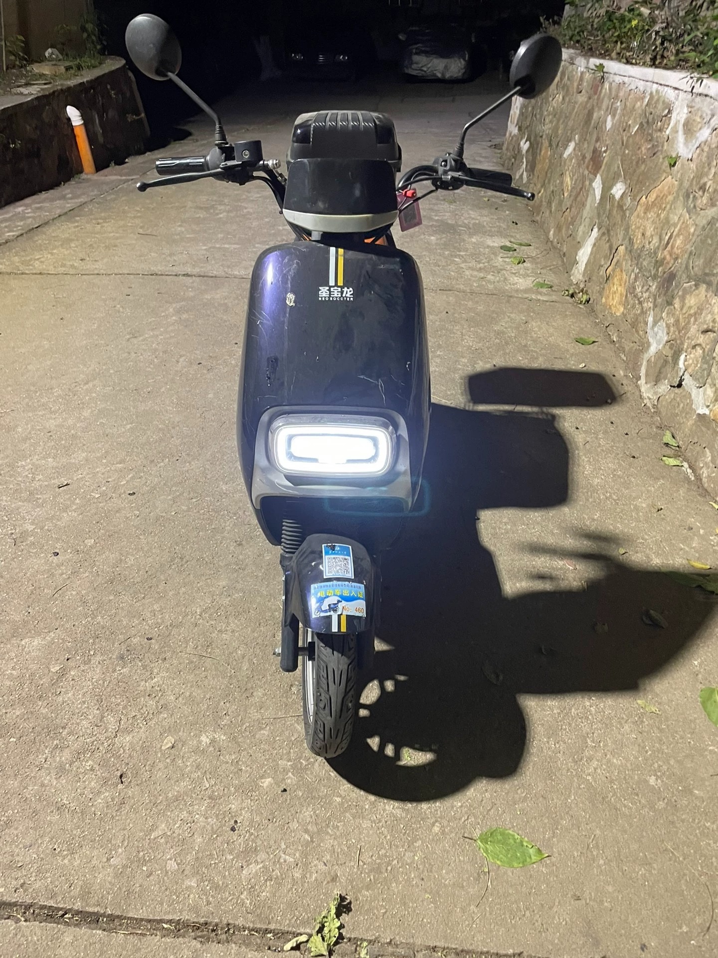 出个人闲置电动车，真牌不怕交警，没怎么骑，才2000公里，电池续航40来公里，48v20a的铅酸电池，因为骑得少所以压灰了，天气冷了不想再骑了，所以打算出售